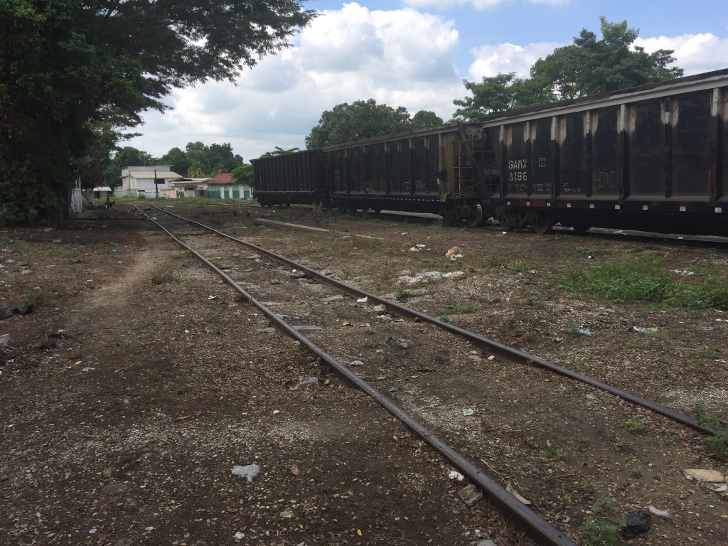Una de las rutas que los migrantes y solicitantes de asilo se ven forzados a tomar para atravesar México incluye viajar en el techo de los vagones de trenes de carga y arriesgar sus vidas. Crédito: Madeleine Penman/Amnistía Internacional