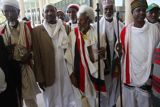 Los ancianos ocupan un lugar importante en la cultura oromo gracias al tradicional sistema de gobierno “Gadaa", por el que se alcanza el liderazgo tras pasar numerosos grados relacionados con la edad. Crédito: James Jeffrey / IPS