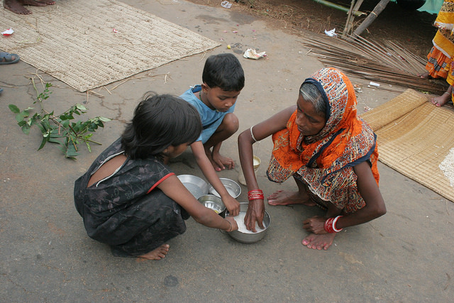 Una semana después de que el agua arrasara con su casa, esta familia de Odisha sigue viviendo en la calle. El padre tuvo que irse a trabajar al vecino estado de Andhra Pradesh. Crédito: Manipadma Jena / IPS
