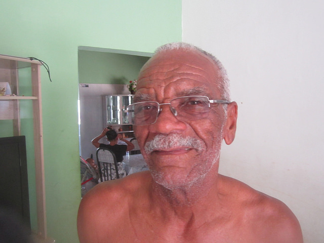 El pescador y agricultor jubilado Lourival de Barros, de 70 años, en su vivienda en la ciudad de Sento Sé, que recibió como compensación a la pérdida de su buena casa y otros bienes en la vieja urbe, sumergida por el embalse de Sobradinho hace cuatro décadas, bajo cuyas aguas quedó sepultada una forma de vida que aún añora. Crédito: Mario Osava/IPS