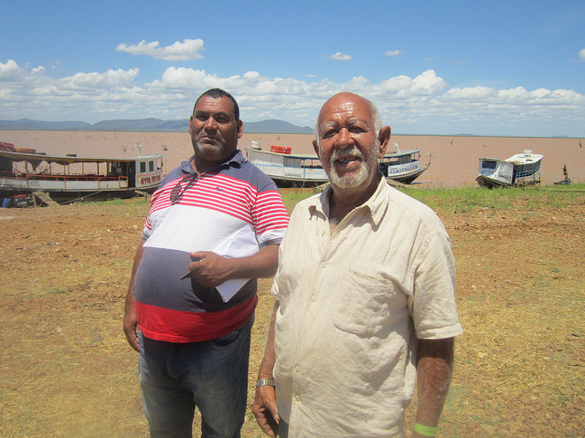 Gildalio da Gama (a la izquierda), hasta diciembre secretario de Ambiente del municipio, y el reparador de embarcaciones João Reis en la ribera de Sento Sé, la ciudad donde fueron asentados casi sin compensación los habitantes de la antigua urbe, desplazados por la central hidroeléctrica de Sobradinho, sobre el río São Francisco, en el Nordeste de Brasil. Crédito: Mario Osava/IPS
