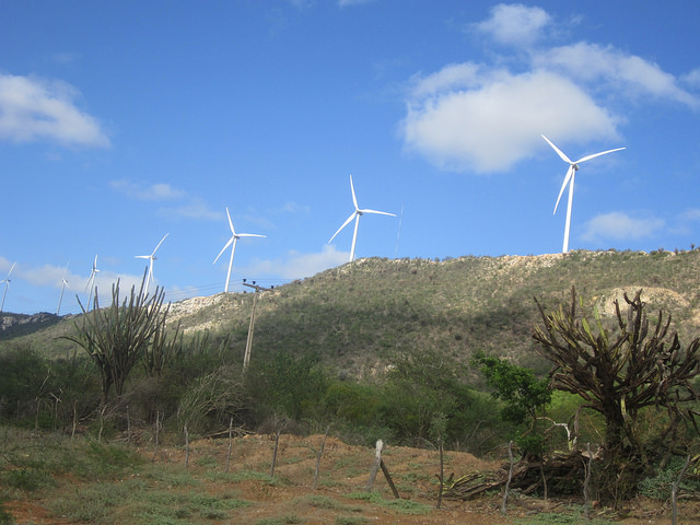 Un parque eólico al lado a Sento Sé, donde hay un total de ocho de ellos, por los buenos vientos de las mesetas del entorno de la urbe del Nordeste de Brasil, que paradójicamente se desplazó en los años 70 para construir en su antigua ubicación a la mayor central hidroeléctrica de la región. Crédito: Mario Osava/IPS