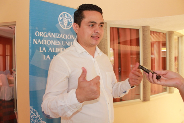 Marvin Moreno, el técnico especialista de la FAO que impulsa el innovador modelo de microcréditos, solidario e inclusivo para los pequeños agricultores de dos zonas deprimidas de Honduras, que hasta ahora ayudó a cambiar las vidas de 800 familias de escasos recursos. Crédito: Thelma Mejía/IPS