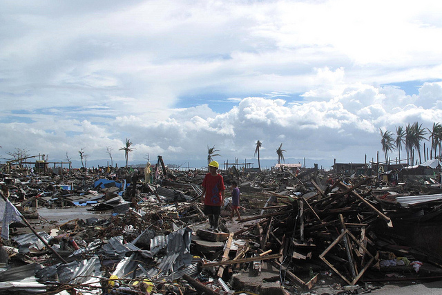 Un hombre en medio de la destrucción que dejó a su paso el tifón Haiyan en la ciudad filipina de Tacloban. Crédito: Henry Donati / Departamento para el Desarrollo Internacional