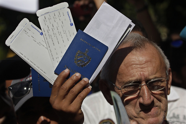 Un hombre sostiene un pasaporte cubano junto a boletos aéreos frente a la embajada de Ecuador en La Habana, durante un inusual reclamo por la decisión del gobierno de Quito de pasar a exigir visa a los cubanos para ingresar al país. Crédito: Jorge Luis Baños/IPS