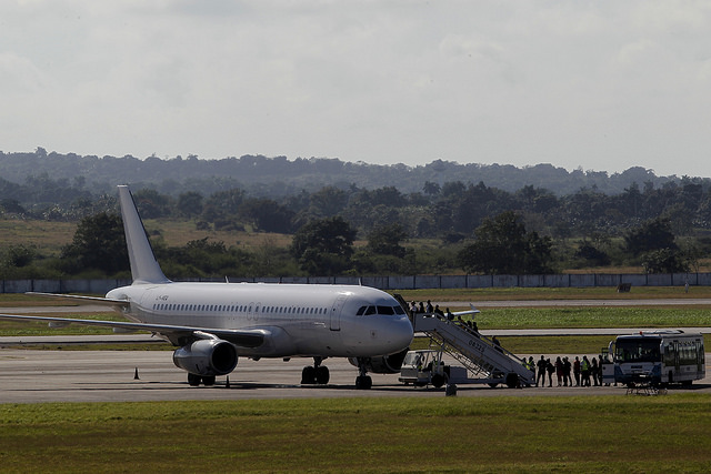 Pasajeros abordan una aeronave con destino al exterior en el Aeropuerto Internacional  José Martí, en La Habana, Cuba.  Crédito: Jorge Luis Baños /IPS