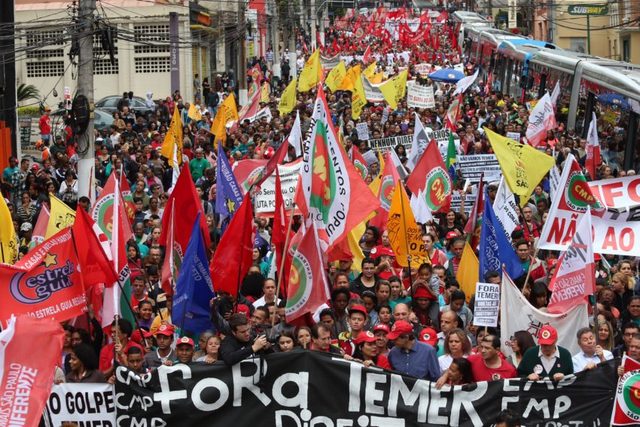 El descontento es el sentimiento generalizado en Brasil. La metrópoli brasileña de São Paulo, la misma que lideró las protestas contra la destituida mandataria Dilma Rousseff, sigue siendo escenario de multitudinarias manifestaciones contra el actual presidente, Michel Temer. Crédito Paulo Pinto/AGPT