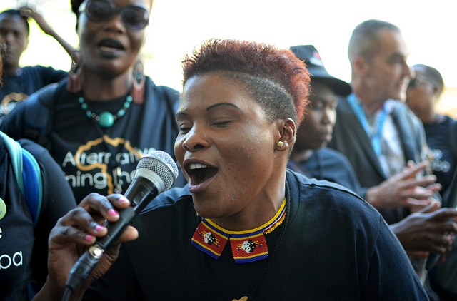 Una delegada de Swazilandia a la Indaba Minera Alternativa canta canciones de protesta. Crédito: Mark Olalde/IPS.
