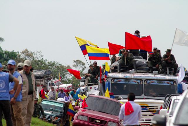 Un grupo de los ahora 7.000 excombatientes de las FARC se trasladan a una de las 26 “zonas veredales”, donde en febrero se instalaron en áreas rurales los campamentos de transición a la vida civil. Crédito: Nelson Cárdenas/SIG