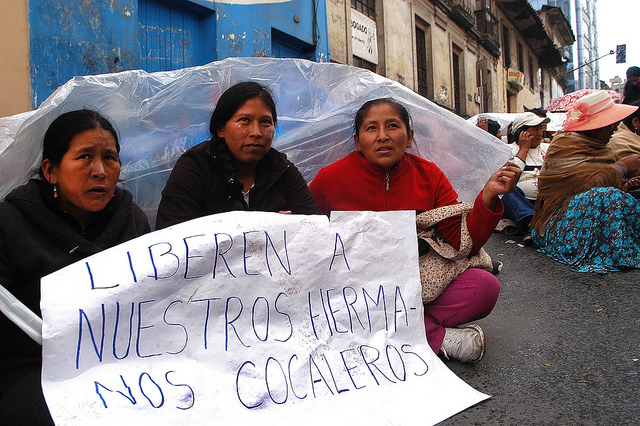 Esposas de cultivadores de hojas de coca de los Yungas, durante una vigilia a las puertas de la policía de La Paz, a cuya sede fueron llevados decenas de dirigentes, acusados de promover disturbios durante sus movilizaciones en demanda de una ampliación de los cultivos legales en su región, en el noroeste de Bolivia. Crédito: Franz Chávez/IPS