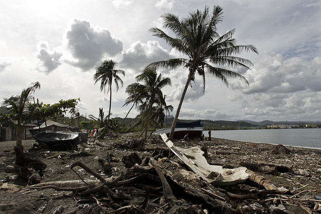 Restos de embarcaciones y arbustos destruidos por el paso del huracán Matthew esparcidos por una playa de Baracoa, recuerdan la violencia del mayor desastre climático ocurrido en la provincia de Guantánamo, en el oriente de Cuba. Crédito: Jorge Luis Baños/IPS