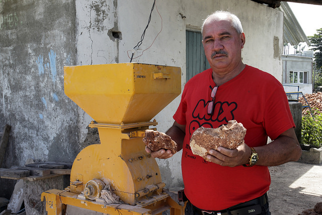 Rodolfo Frómeta, responsable de la empresa local que aglutina 12 pequeñas fábricas locales de áridos y bloques, junto a un molino de piedras, en las inmediaciones de la ciudad de Baracoa, en el oriente de Cuba. Crédito: Jorge Luis Baños/IPS