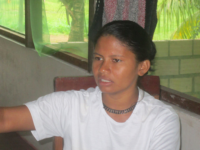 Bel Juruna, una lideresa de la aldea Miratu, del pueblo juruna, en la Volta Grande del Xingu. Una joven de 25 años que impresiona por su fuerte discurso en defensa de los derechos indígenas , contra la central hidroeléctrica Belo Monte y los órganos estatales ineficientes, en este territorio de la Amazonia brasileña. Crédito: Mario Osava/IPS