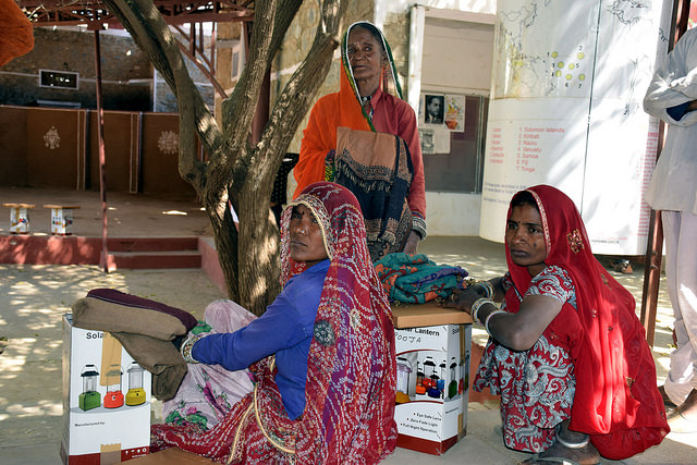 Las mujeres de aldeas rurales en India usan linternas solares fabricadas por mamás solares formadas en la Universidad Pies Descalzos de Tilonia. Crédito: Stella Paul/IPS.