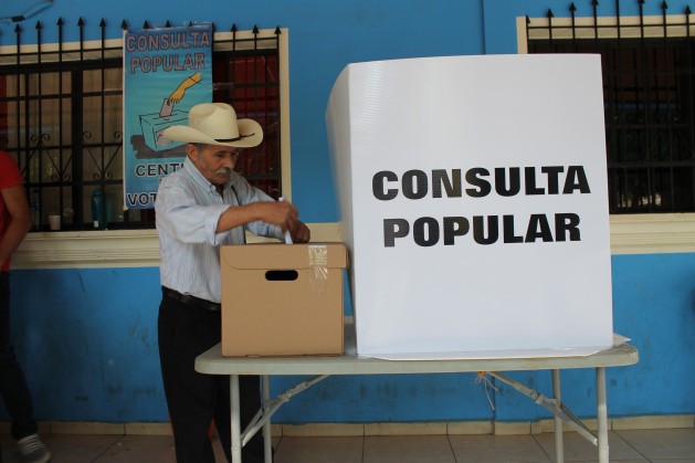 Un ciudadano de Cinquera vota en la consulta popular del 26 de febrero. Crédito: Aruna Dutt/IPS.