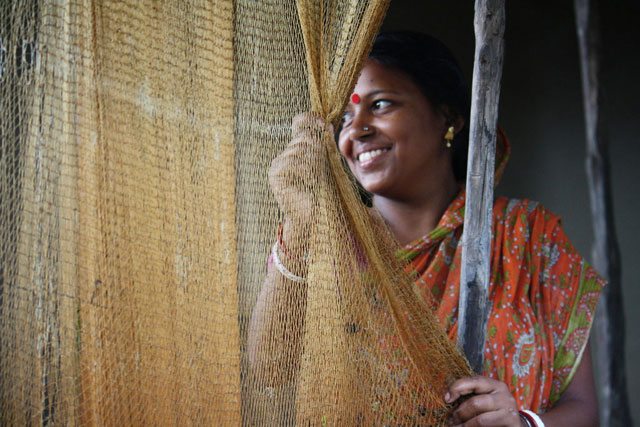 Una joven de la comunidad de pescadores de Bengala occidental, en el este de India, es originaria de una aldea conocida por su elevado número de casos de víctimas de trata y tráfico de mujeres y niñas a las grandes ciudades. Crédito: UN Women/Anindit Roy-Chowdhury
