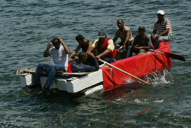 Siete hombres tratan de salir de Cuba en forma ilegal en una balsa durante 2009, desde un área del malecón de La Habana, cercana a la entonces Oficina de intereses de Estados Unidos y desde 2015 sede de la embajada de ese país. Crédito: Jorge Luis Baños/IPS