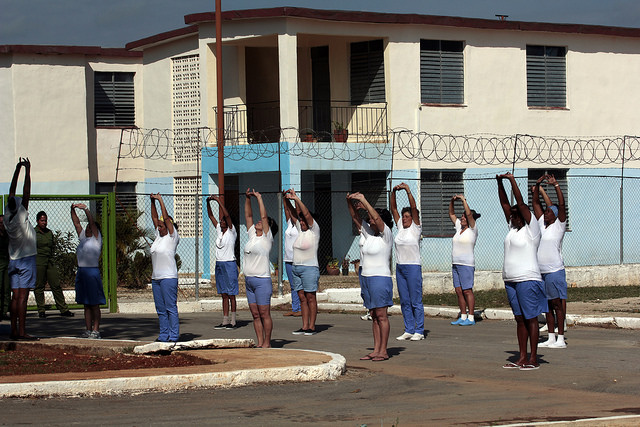 Un grupo de presas se ejercitan dentro del Establecimiento Penitenciario de Mujeres del Guatao, durante una visita de la prensa acreditada en La Habana, en la capital de Cuba. Crédito: Jorge Luis Baños/IPS