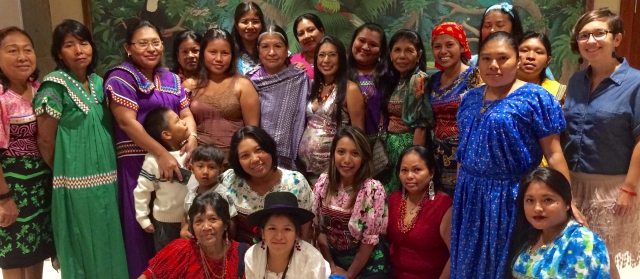 Mujeres indígenas de Panamá redactan planes de acción para garantizar la seguridad alimentaria. Crédito: FAO.