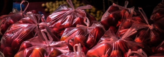 Las bolsas de plástico contribuyen en gran medida a los ocho millones de toneladas de plástico que se vierten al mar cada año. Crédito: PNUMA