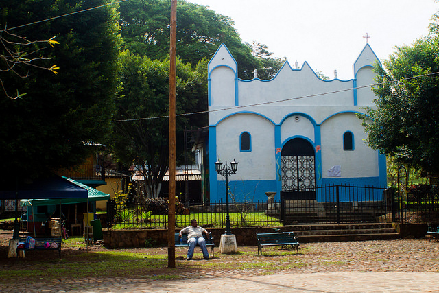 Según los testimonios de los sobrevivientes de la llamada Masacre de El Mozote, tropas gubernamentales de El Salvador encerraron a mujeres y niños en esta pequeña iglesia, ahora reconstruida, y luego los asesinaron a sangre fría. Crédito: Edgardo Ayala/IPS