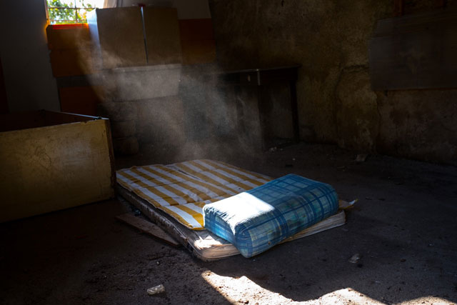 Una granja abandonada con un colchón usado por prostitutas en Palermo, Italia. "Me perdí la niñez", se lamenta Mary, que recibió la ayuda de un abogado cuando fue traficada a territorio italiano, a los 17 años. Crédito: Gilbertson / Unicef 