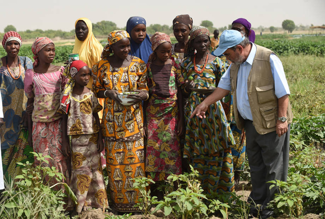 Graziano da Silva con un grupo de mujeres participantes en un proyecto de cultivo de verduras en el estado de Borno, en el noreste de Nigeria. Crédito: FAO