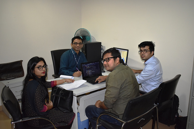 El equipo de investigación de las emisiones generadas por la aviación en la Universidad North South, de Bangladesh. Crédito: Sohara Mehroze Shachi / IPS