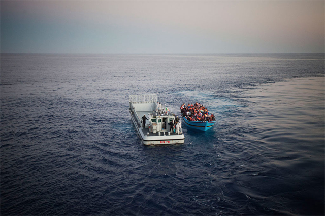 Migrantes zarpan del norte de África y arriesgan su vida para llegar a Europa en embarcaciones repletas. Muchos de ellos necesitan protección internacional. En la fotografía, un barco recibe asistencia de la Marina italiana en el mar Mediterráneo. Crédito: A. D’Amato/UNHCR