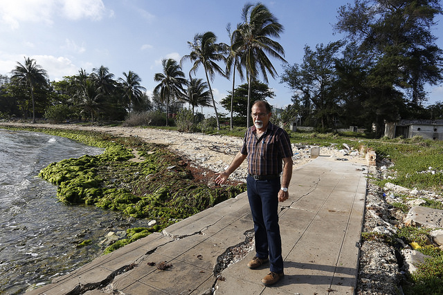 El geógrafo José Luis Juanes, del Instituto de Ciencias del Mar, en el litoral de La Habana donde tiene su sede el nuevo organismo estatal cubano, con muestras evidentes de erosión y de contaminación. Crédito: Jorge Luis Baños/IPS