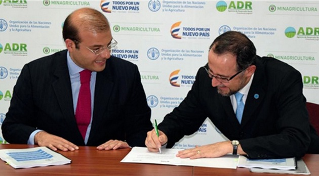 Carlos Eduardo Gerchem, presidente de la ADR, y Rafael Zavala, representante de la FAO en Colombia, durante la firma del acuerdo. Crédito: FAO