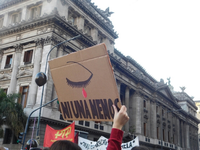 “Ni una menos”, el lema que los y las manifestantes enarbolaron por Buenos Aires durante la concentración contra la violencia de género, el 3 de junio de este año. Crédito: Ana Currarino/IPS