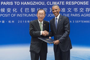 El secretario general de la ONU, Ban Ki-moon (izquierda) recibe del entonces presidente de Estados Unidos, Barack Obama, los instrumentos legales por unirse al Acuerdo de París en una ceremonia especial realizada en Hangzhou, China. Crédit: Eskinder Debebe/ UN Photo.