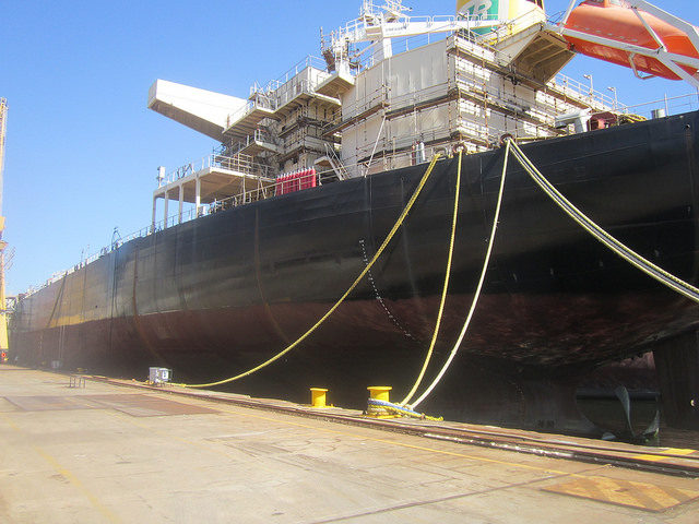 El barco Zelia Gatai, uno de los tres tanqueros con su construcción sin finalizar en uno de los diques del Astillero Mauá, en el sureste de Brasil, en espera de que se reactive el contrato suspendido hace dos años, para culminar el 10 por ciento que restan de construcción. Tiene 228 metros de eslora y es tipo panamax. Crédito: Mario Osava/IPS