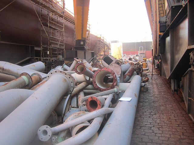 Grandes tuberías se deterioran en las instalaciones del Astillero Mauá, en el sureste de Brasil, tras la suspensión del contrato de construcción de tres grandes buques para el transporte de hidrocarburos, por parte de una subsidiaria de la empresa petrolera estatal Petrobras. Crédito: Mario Osava/IPS