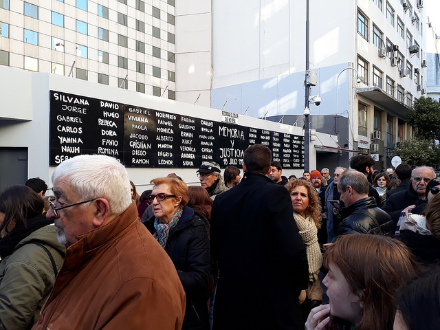 Una pancarta negra con los nombres en blanco de los 85 muertos el atentado contra la AMIA, en el muro externo de la nueva sede de la destruida mutual israelita, durante la manifestación conmemorativa del ataque del 18 de julio de 1994, en la capital de Argentina. Crédito: Daniel Gutman/IPS