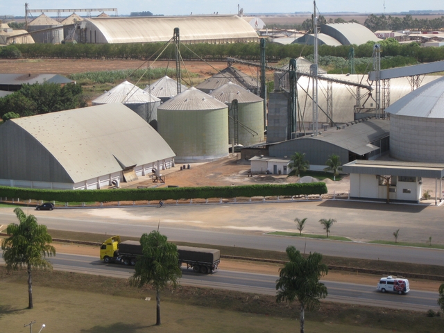 Complejo de almacenes y plantas procesadoras de soja y maíz en Lucas do Rio Verde, en el corazón de la zona que más produce los dos granos y algodón en Brasil, en el estado de Mato Grosso, en el centro-oeste del país. Crédito: Mario Osava/IPS