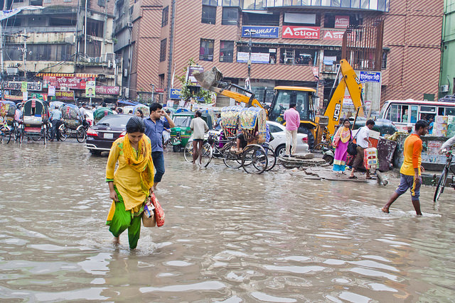 Hasta las precipitaciones moderadas pueden inundar la capital de Bangladesh. Crédito: Rafiqul Islam/IPS.