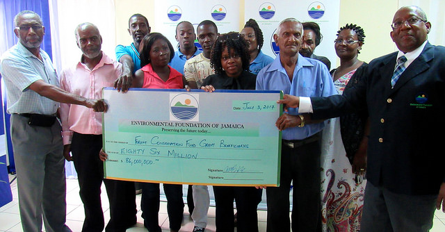 Foto grupal de los representantes de las organizaciones beneficiarias de los fondos de la Fundación para el Ambiente de Jamaica, destinados a proyectos para frenar la deforestación en este país caribeño. Crédito: Desmond Brown/IPS.