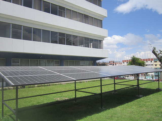 La sede en Quito de Organización Latinoamericana de Energía (Olade), que aglutina a 27 países de la región, se abastece de energía con los paneles fotovoltaicos instalados en su edificio, en una iniciativa para impulsar el uso y la generación de energía solar entre los organismos públicos de sus miembros. Crédito: Mario Osava/IPS