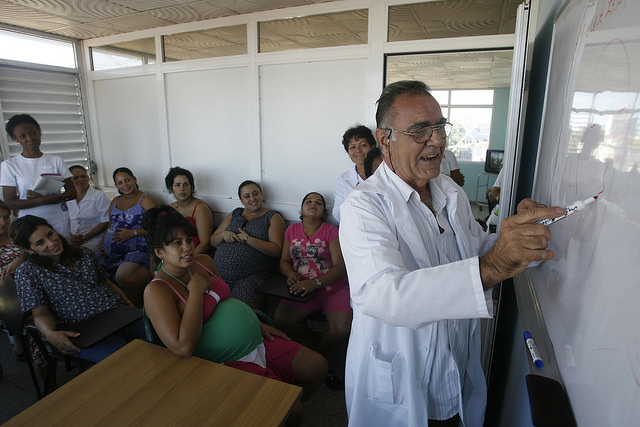 Mujeres cubanas embarazadas reciben información sobre hábitos saludables a tener en cuenta durante el proceso de gestación en un centro sanitario de La Habana, en un país donde la atención a la salud reproductiva está garantizada en forma gratuita. Crédito: Jorge Luis Baños/IPS