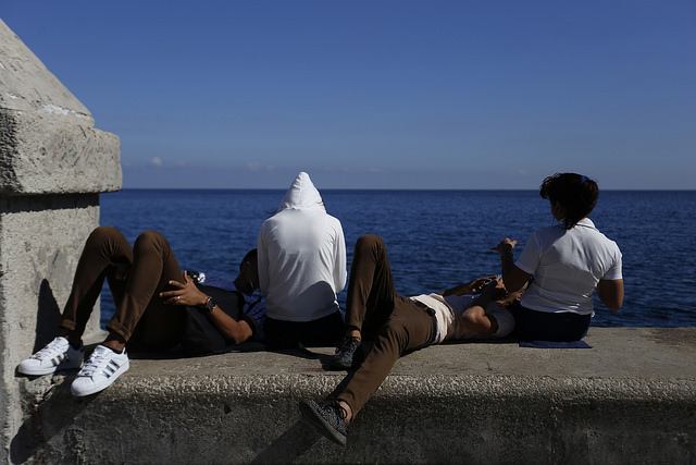 Dos parejas de adolescentes en el malecón de La Habana. Durante 2016, 77 por ciento de las mujeres cubanas en edad fértil con pareja utilizaban anticonceptivos, mientras que 42 por ciento de las mujeres embarazadas lo interrumpieron en forma voluntaria. Crédito: Jorge Luis Baños/IPS