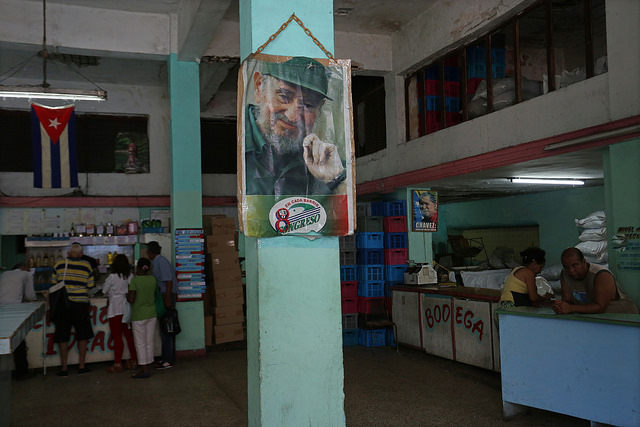 Una imagen del fallecido líder de la revolución cubana Fidel Castro decora el interior de una muy poco surtida bodega, que vende aquellos alimentos racionados para la población, en la calle San Lázaro de La Habana, en Cuba. Crédito: Jorge Luis Baños/IPS