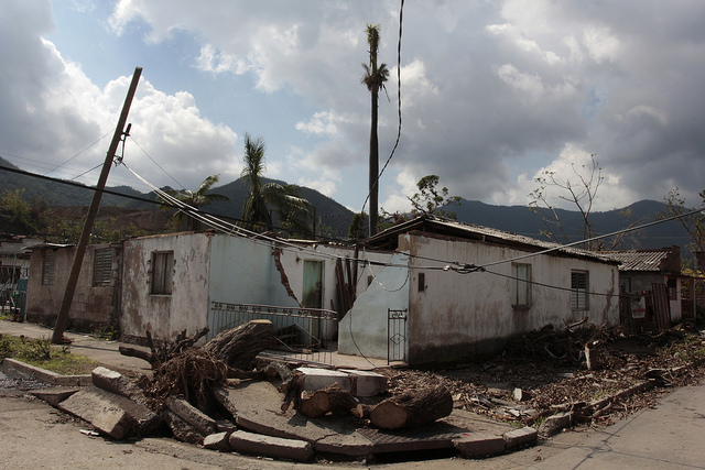 Fachada de una casa destruida por los efectos del paso del huracán Sandy, en la localidad del Cobre, en la oriental provincia de Santiago de Cuba, que azotó la zona en 2012. Crédito: Jorge Luis Baños/IPS