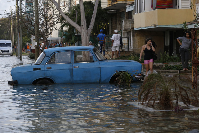 Una calle del barrio del Vedado, en la capital de Cuba, inundada en enero por el desbordamiento del nivel del mar que el malecón de La Habana no logró contener. Las ciudades costeras latinoamericanas soportan crecientes eventos de penetración del mar, a consecuencia del cambio climático. Crédito: Jorge Luis Baños/IPS