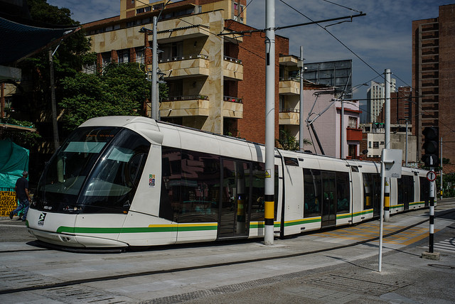Modernos tranvías forman parte del Sistema Integrado de Transporte de Medellín, la segunda ciudad de Colombia, un modelo de movilidad sostenible en que la gestión institucional se apoya en lo privado y el control social contribuye al éxito. Crédito: Federico Ríos/IPS