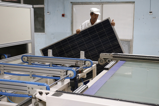 Un trabajador manipula un panel solar en la planta de ensamblaje de la Empresa de Componentes Electrónicos “Ernesto Che Guevara”, en la occidental provincia de Pinar del Río, en Cuba. Crédito: Jorge Luis Baños/IPS