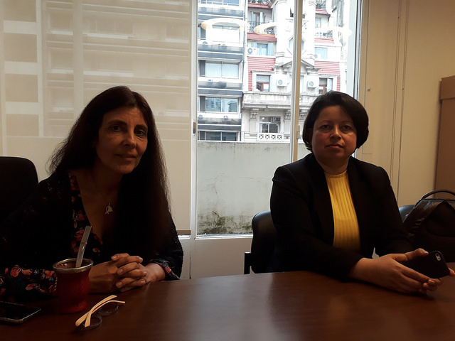 Mariana Herrera, directora del argentino Banco Nacional de Datos Genéticos (izquierda), con Jenny Martínez González, coordinadora del colombiano Proyecto de Búsqueda de Personas No Identificadas en Cementerios. Crédito: Daniel Gutman/IPS