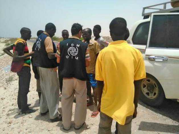 Perosonal de la Organización Internacional de las Migraciones (OIM) asiste a refugaidos somalíes y migrantes etíopes botados al mar por los traficantes de personas. Crédito: OIM, 2017.