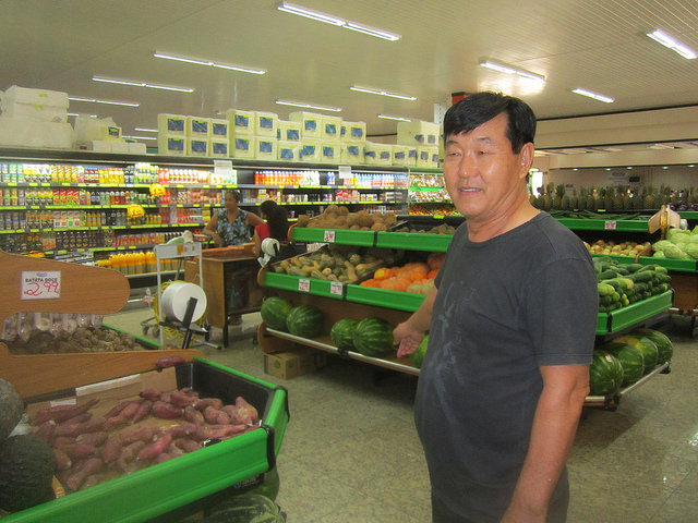 Pedro Kingfuku, propietario de cuatro supermercados, entre productos hortícolas que provienen de Paraná, a 2.000 kilómetros al sur de Paranaita, un municipio de 11.000 habitantes. La agricultura familiar local tiene gran posibilidad de expansión para atender el gran mercado del norte del Estado de Mato Grosso, en el centro-oeste de Brasil. Crédito: Mario Osava/IPS